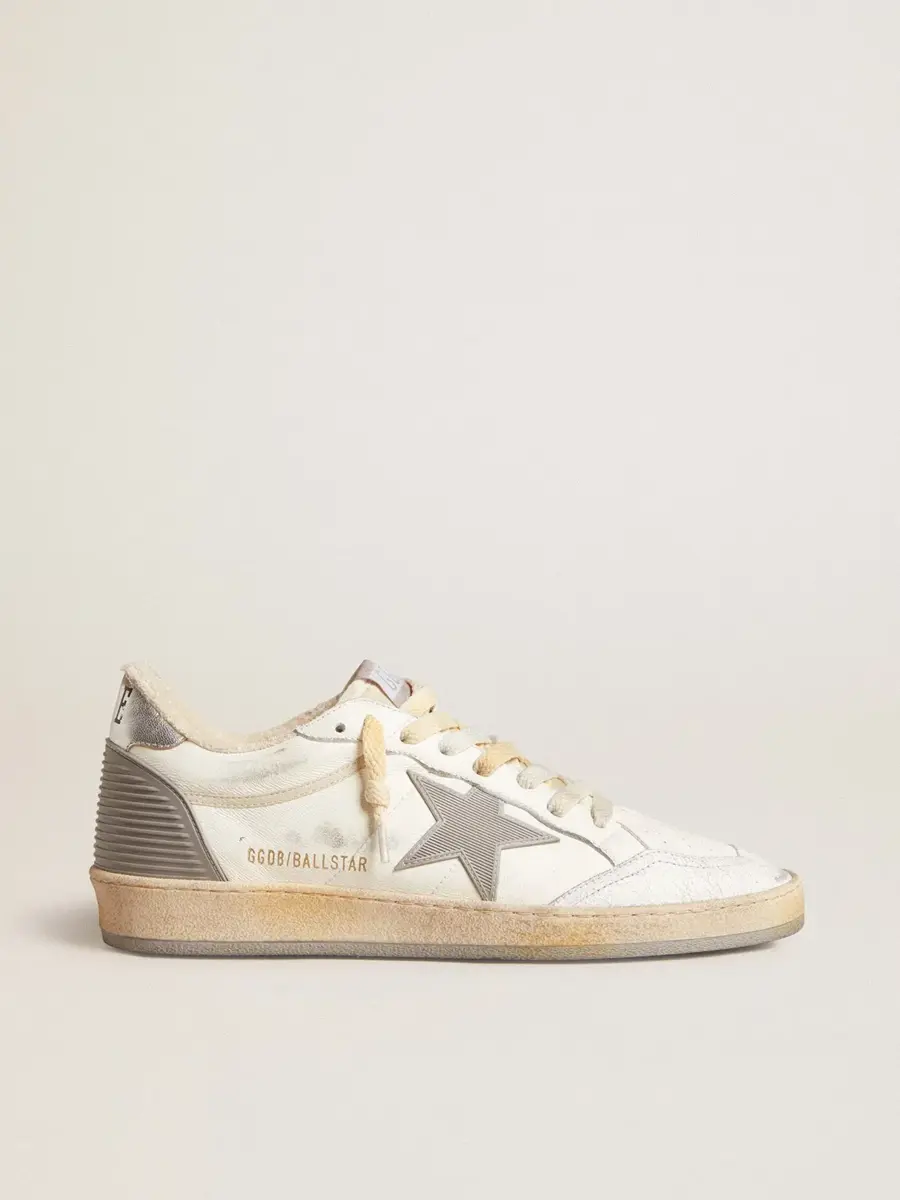 ball-star-en-napa-con-estrella-de-goma-y-lengeta-de-cuero-plateada-en-el-taln-1 Golden Goose Ball Star Light Gray - Imagen 1